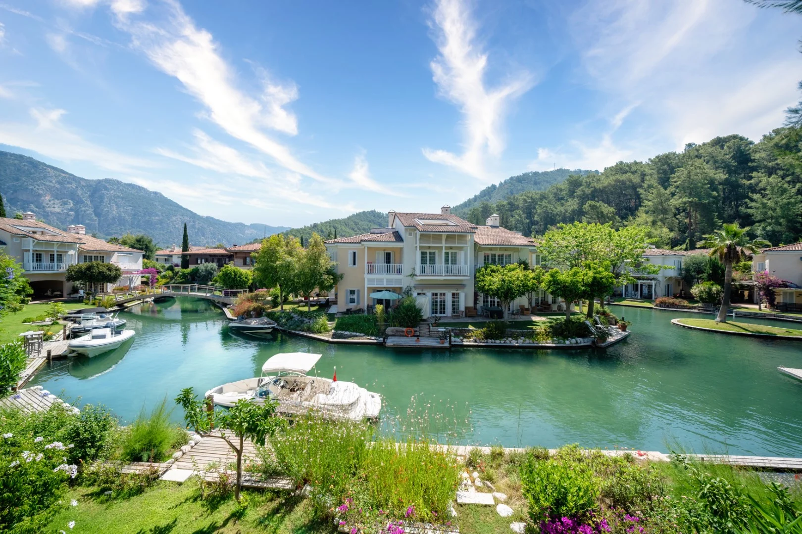 Portville, Kanal Kenarında Satılık Villa